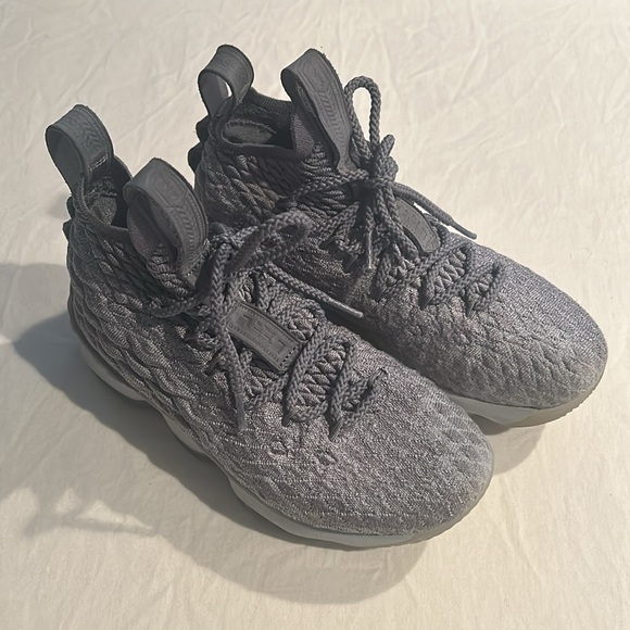 Nike LeBron 15 “City Edition” Wolf Grey/Metallic Gold Size Men 4 Youth Like new - Picture 2 of 16